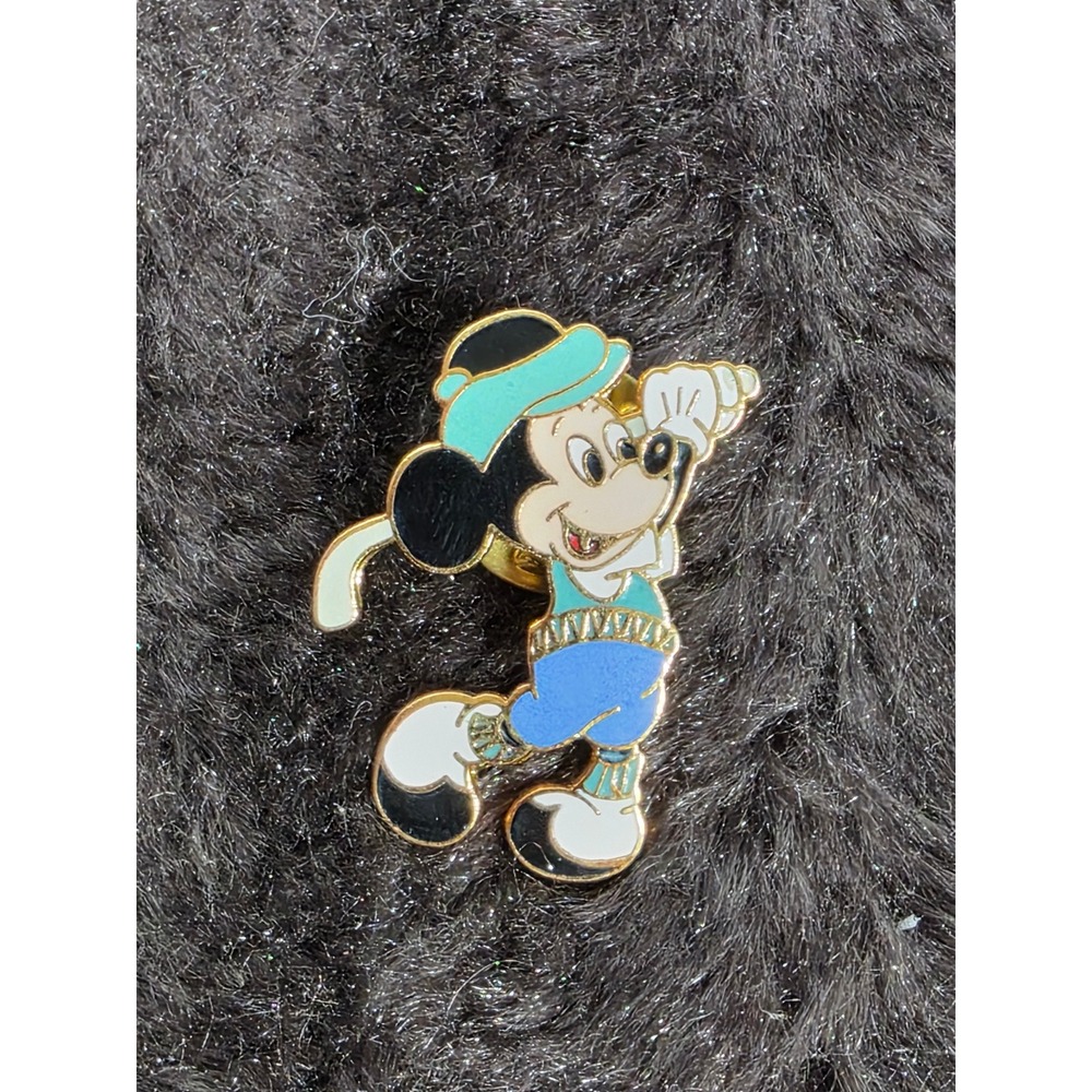 Disney Mickey Mouse Enamel Pin Gold Tone 90s Golf Outfit Collectible Lapel Pin